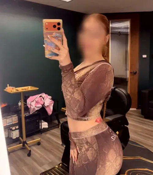 Daniela, 27