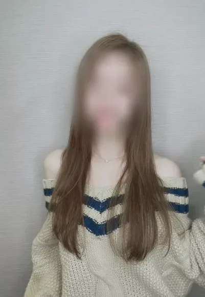 Manuela, 28